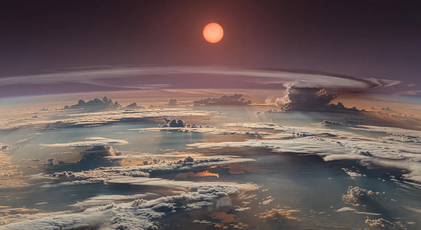 Über dem oberen Wolkendeck breitet sich ein grenzenloser Luftozean aus: cremefarbene, silbergraue, blass kupferne und gedämpft türkisfarbene Wolkenebenen wölben sich bis zu einem stark gekrümmten Horizont, durchzogen von zelligen Konvektionsfeldern, windgeschnitzten Bahnen und fernen, blumenkohlartigen Sturmtürmen. In dieser dichten, wasserstoffreichen Atmosphäre filtern Methan und photochemische Kohlenwasserstoffe das Licht zu einem weinvioletten Himmel, während tiefere Lücken im Dunst kurz bernsteinbraune Schichten erahnen lassen, weit unterhalb jeder möglichen festen Oberfläche. Hoch oben hängt der orange-rote Stern als auffallend große Scheibe und taucht die Szenerie in mattes, kupferfarbenes Streulicht, das nur weiche Schatten und sanfte Glanzkanten auf die Wolkenkämme legt. Nichts hier wirkt fest oder erreichbar – nur ein majestätisches, tief geschichtetes Wettersystem von planetarer Größe, in dem ferne Formen langsam im rötlichen Dunst verschwimmen.