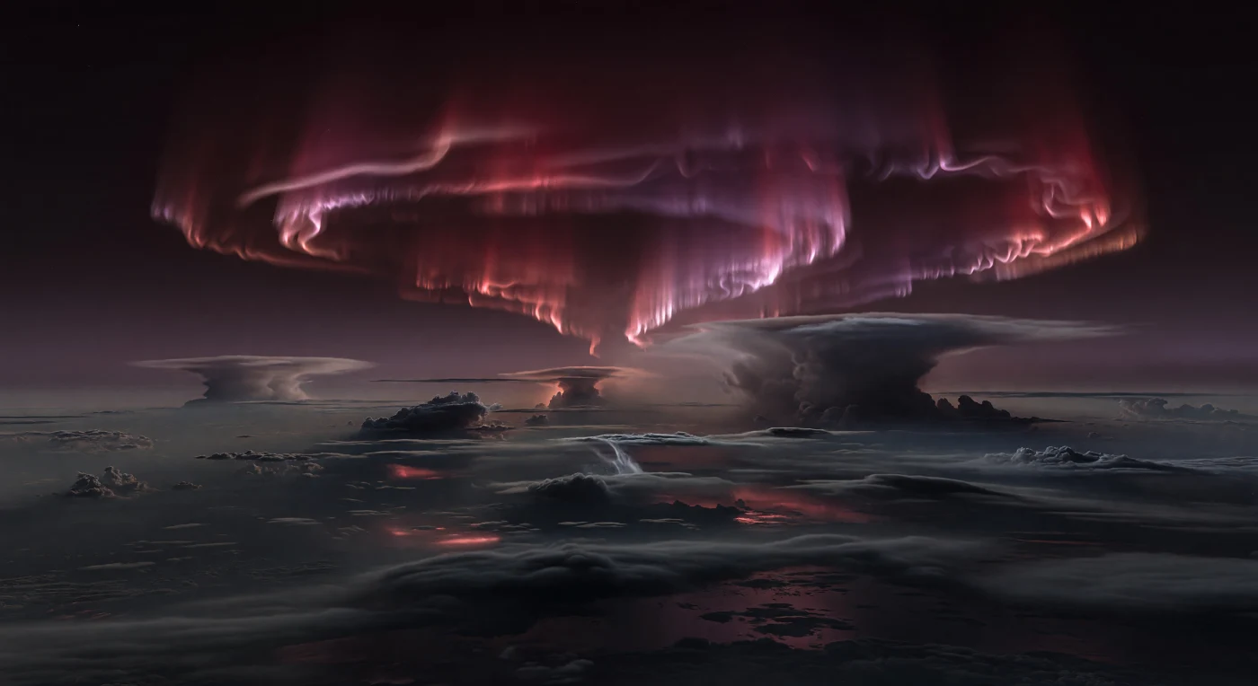 Bajo una noche polar perpetua, un océano de nubes negras y gris azulado se extiende hasta un horizonte apenas curvado, tan vasto que delata la escala de un subneptuno envuelto por una atmósfera descomunal. Sobre esa llanura de vapor, velos y cortinas aurorales de carmesí, magenta y violeta profundo caen en pliegues translúcidos, trenzándose en arcos inmensos cuya luz se derrama sobre brumas ricas en hidrógeno, metano y aerosoles fotoquímicos. Lejos, cúpulas convectivas aplanadas y yunques nubosos emergen entre bandas turbulentas y delicadas vetas de condensado en caída, esculpidos por vientos poderosos en capas atmosféricas sin superficie visible. Sin estrellas ni disco estelar en el cielo, solo queda el resplandor espectral de las auroras —probablemente alimentadas por partículas de la enana roja anfitriona interactuando con la alta atmósfera—, tiñendo todo de reflejos rojo sangre y rosas apagados, como si uno flotara dentro de una corona luminosa suspendida sobre miles de kilómetros de noche viva.