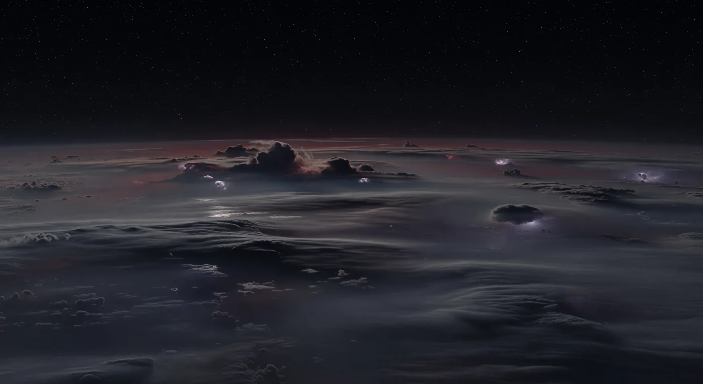 Sospeso negli alti strati atmosferici del lato notturno permanente, lo sguardo incontra un’immensa pianura di nubi lisce color acciaio, grafite e viola nerastro, ondulata in larghi rigonfiamenti e avvallamenti come un oceano scuro immobilizzato nel tempo. Non esiste alcun suolo visibile: qui il “paesaggio” è interamente costruito da un fitto ponte nuvoloso di aerosol volatili e foschie ad alta metallicità, coerente con un mondo sub-nettuniano dalla bassa densità e dall’atmosfera profonda, opaca e senza una superficie solida osservabile. All’orizzonte, un debole bagliore termico rosso cupo, ridistribuito dai venti del pianeta, filtra dagli strati inferiori e disegna appena la curvatura sconfinata delle nubi, mentre rari lampi violetto-biancastri di celle temporalesche sepolte pulsano in lontananza sotto la coltre. Sopra, un cielo nero fitto di stelle resta sorprendentemente nitido attraverso la foschia elevata, accentuando il contrasto tra il silenzio cosmico e la vastità di un sistema meteorologico planetario caldo, pesante e radicalmente alieno.