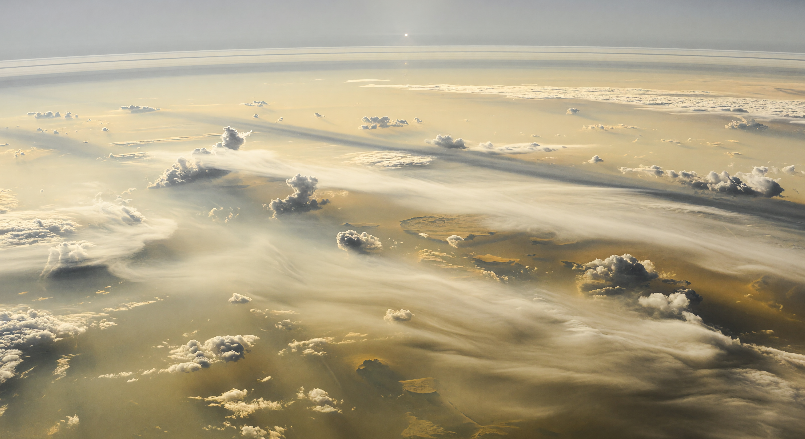 Nubes bajo anillos